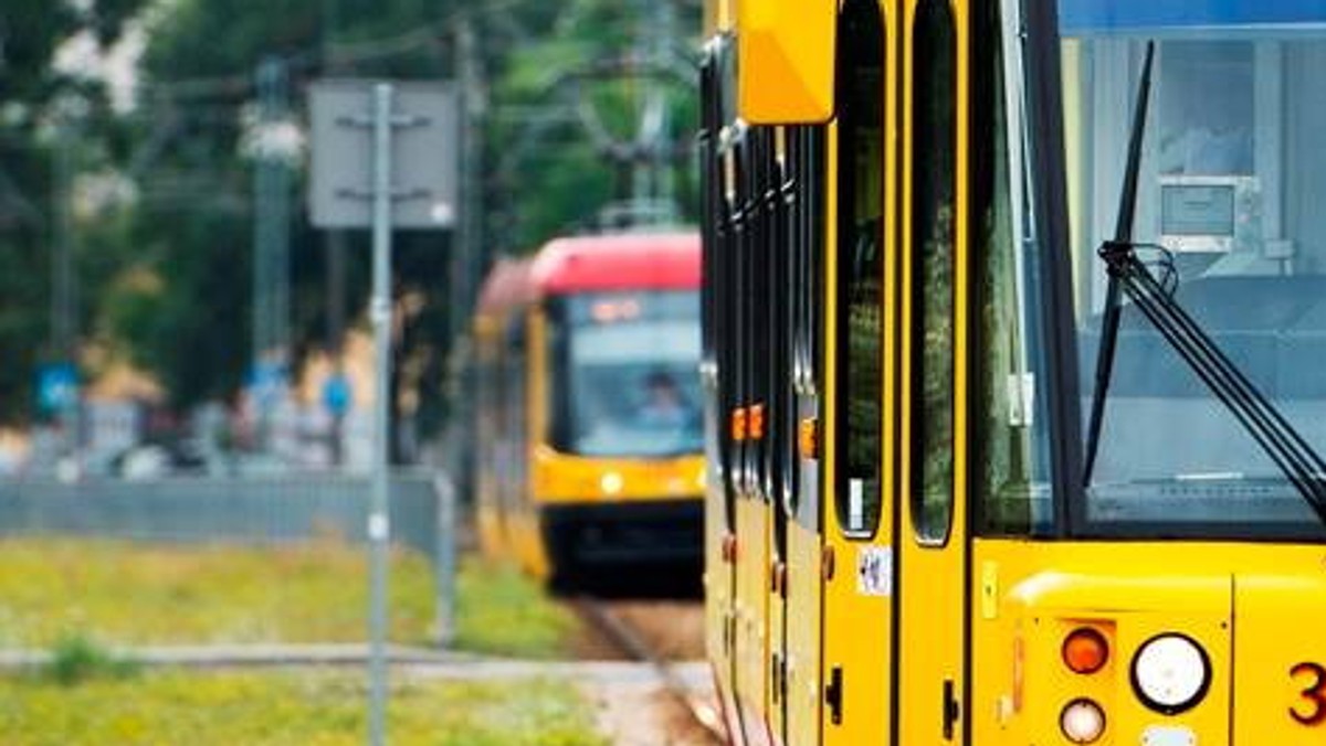 70 kilometrów na godzinę – taką prędkość osiągają już tramwaje jeżdżące al. Zieleniecką w Warszawie. Już wkrótce przyspieszą także te kursujące mostem Marii Skłodowskiej-Curie (Północnym). – Przeprowadziliśmy analizy i okazało się, że warunki bezpieczeństwa na to pozwalają – tłumaczą Tramwaje Warszawskie.