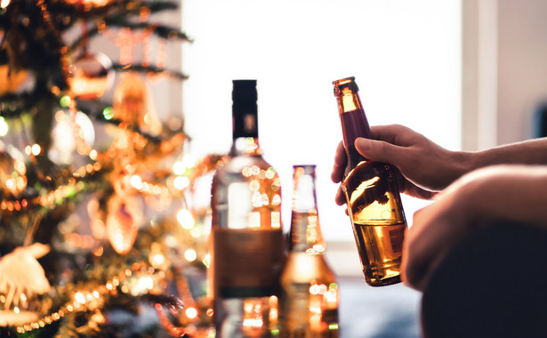 Alkohol jest spożywany w dużych ilościach w okresie Nowego Roku. Czym grozi upijanie się?