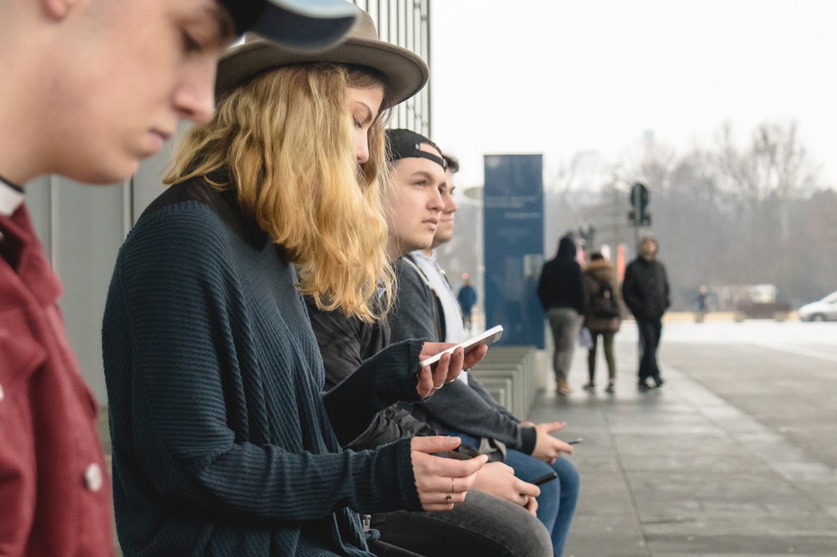 Coraz mniej młodych ludzi wchodzi na rynek pracy.