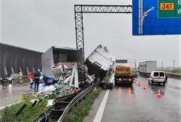 Zderzenie dwóch ciężarówek na autostradzie A4. Duże zniszczenia, ale nikt nie ucierpiał