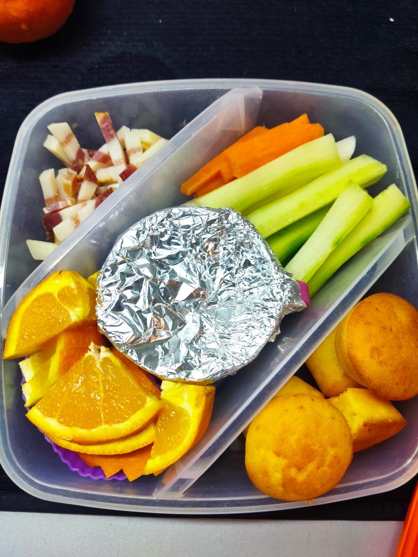 Primer dobre užine za decu: Šargarepa, celer, krastavac, pomorandža, slanina, proja, pavlaka sos