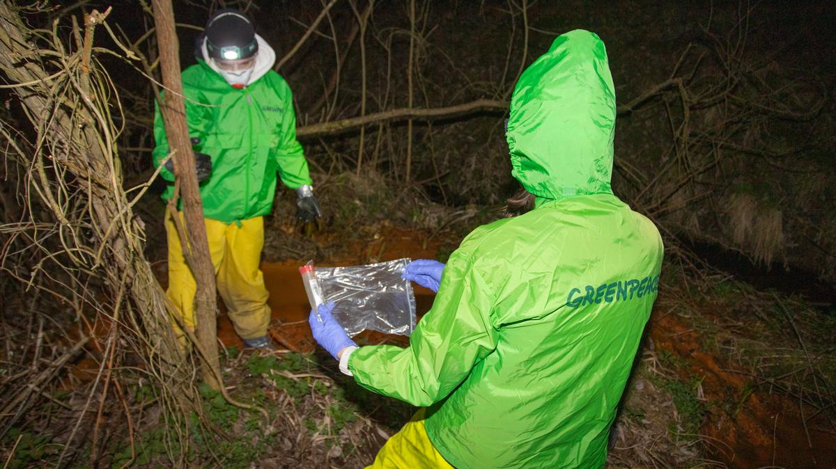 Botrány van készülőben: rákkeltő méreganyag ömlött a Salgó-patakba egy akku-hulladékot kezelő cég telephelyénél - videó