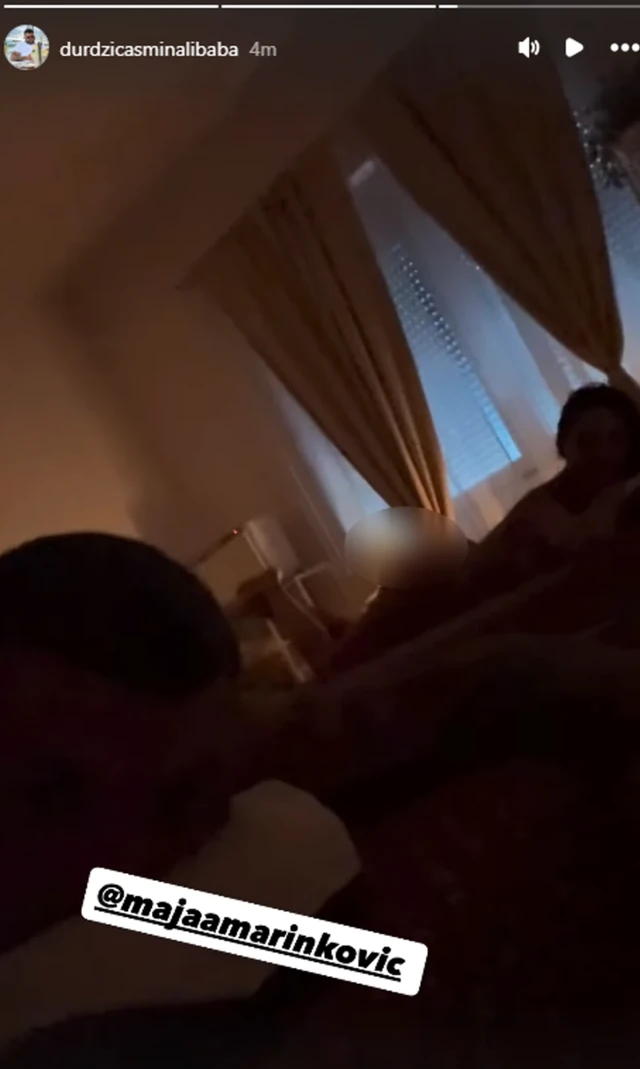 ASMIN OBJAVIO MAJINU INTIMNU FOTOGRAFIJU: Nonšalantno pozirali na stolovima - SVI TRLJAJU OČI! (FOTO)