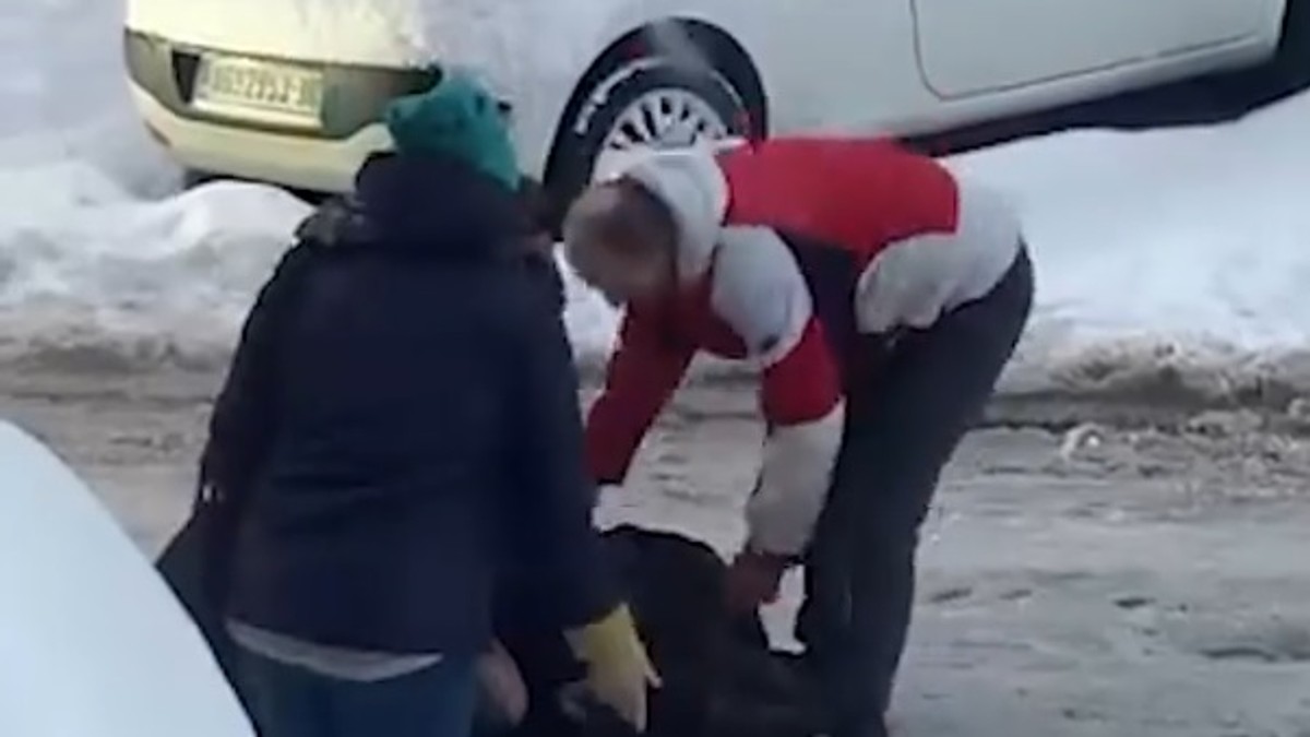 Žena pala nasred puta