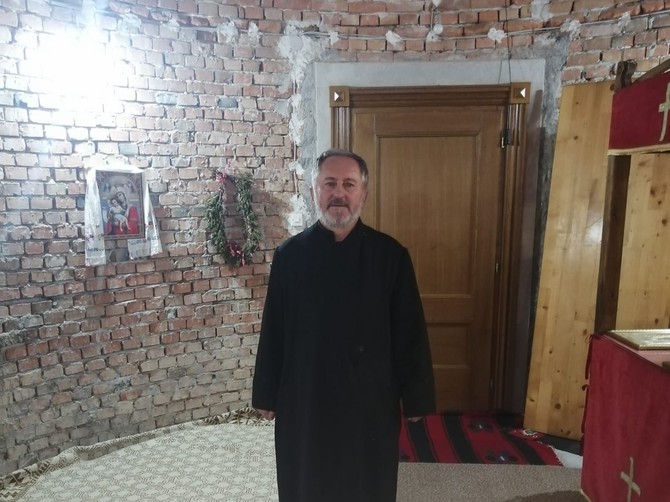 Nakon pričešća u crkvi završava se post, a za mrsni Božićni ručak uglavnom se peče jagnjetina ili prasetina, napominje jerej Živan