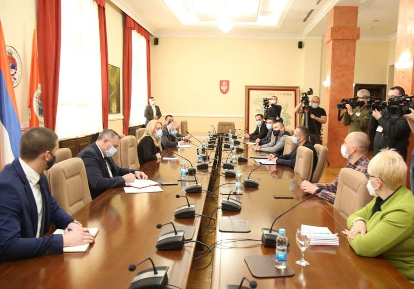 Predstavnici ugostitelja i frizera na sastanku sa Željkom Cvijanović i Radovanom Viškovićem