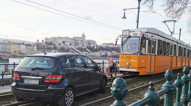 Merci a 2-es villamos forgalomtól elzárt sínjein / Fotó: Olvasóriporter