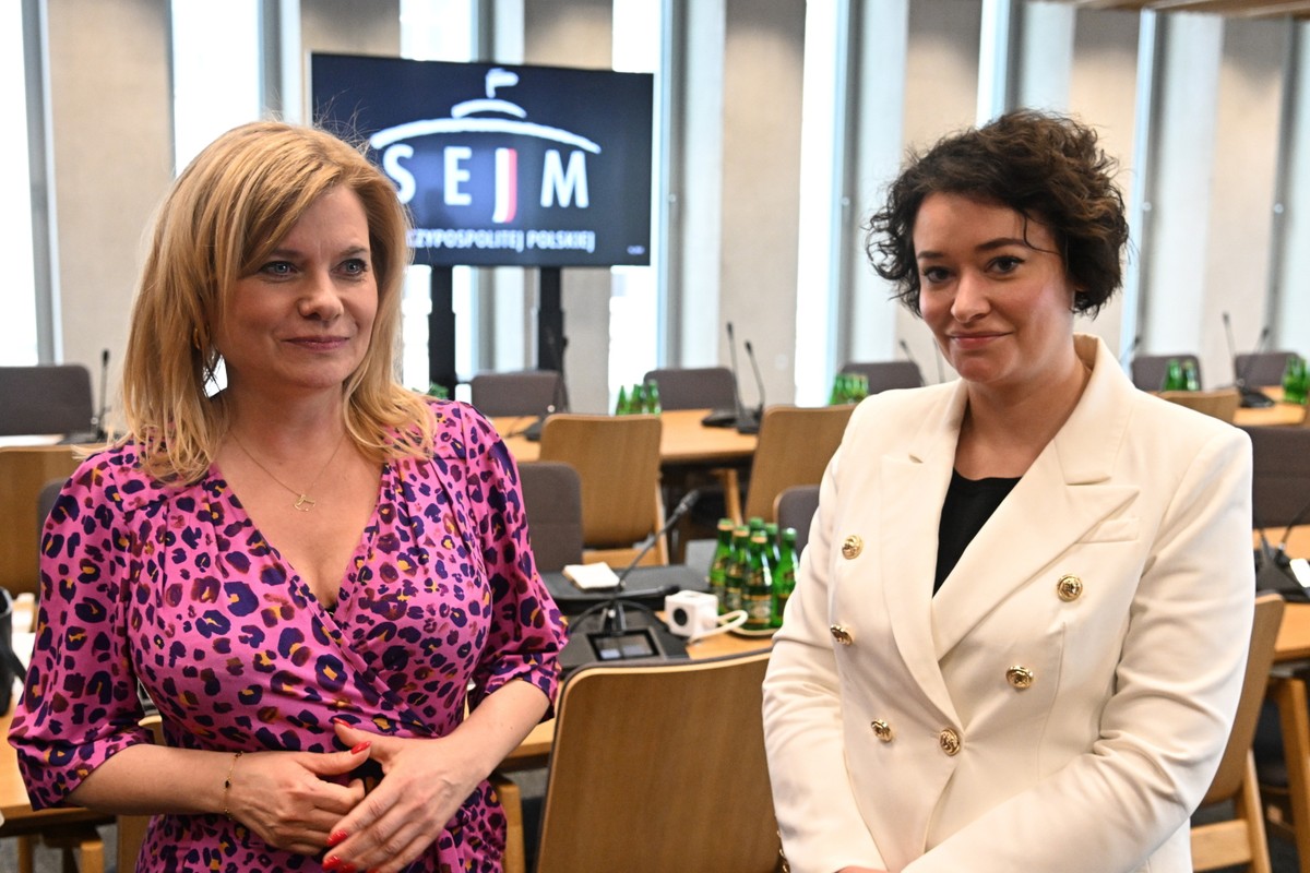 Wybrana na przewodniczącą komisji, posłanka KO Dorota Łoboda i wybrana na zastępcę komisji, posłanka Lewicy Anna Maria Żukowska podczas posiedzenia komisji nadzwyczajnej do rozpatrzenia projektów ustaw dotyczących aborcji w Sejmie w Warszawie. Komisja rozpatrzy w sumie 4 projekty dotyczące zmiana aborcyjnego w Polsce. Dwa złożyła Lewica a po jednym Koalicja Obywatelska i Trzecia Droga