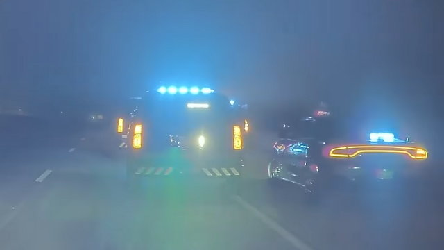 Így száguld bele az álló rendőrautóba 90-nel egy önvezető módban lévő Tesla