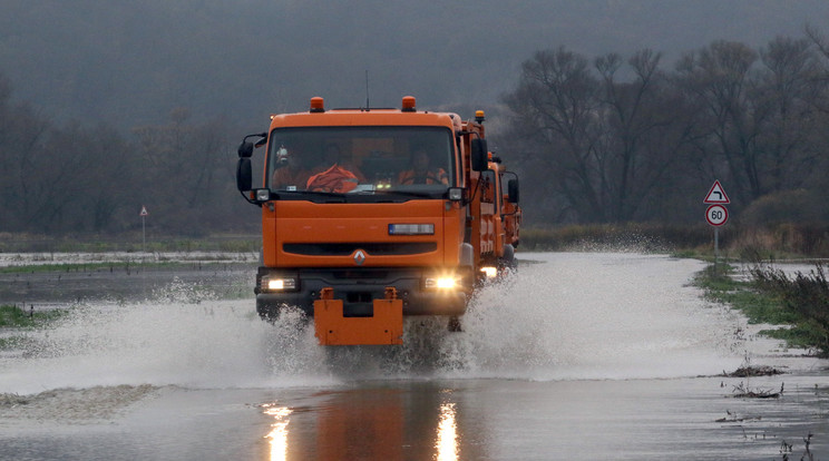 Teherautó gázol a vízben a Sajó folyó áradása miatt lezárt úton 2019 novemberében / Fotó: MTI/Vajda János