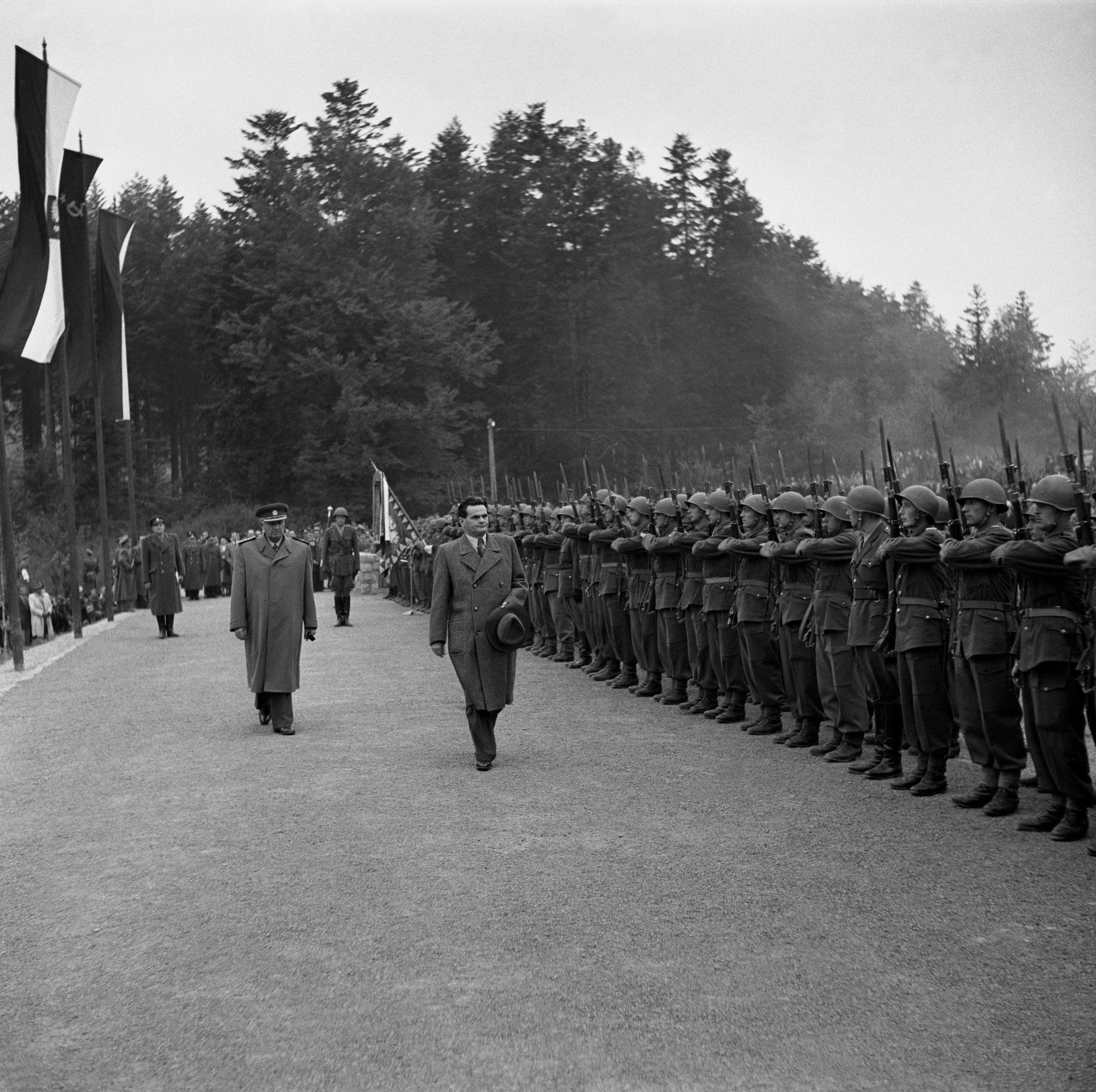 Na archívnej snímke zo 4. októbra 1949 slávnostné odhalenie pamätníka a otvorenie národného cintorína v Duklianskom priesmyku.