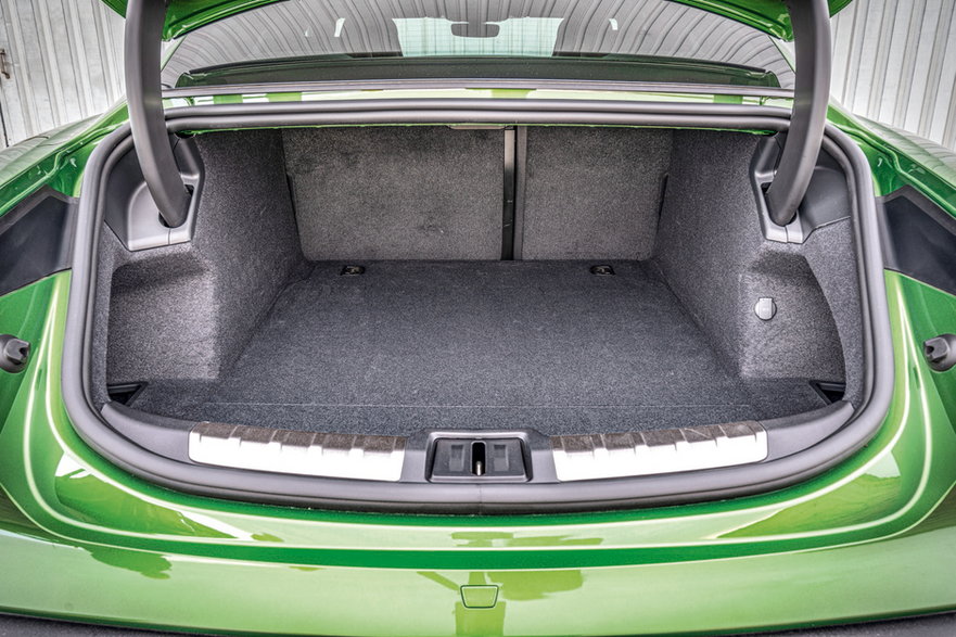Porsche Taycan Turbo (I, 2022) - bagażnik z dzielonym oparciem kanapy ma tylko 366 litrów pojemności.