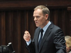 Prezes opozycyjnej partii z większym zaufaniem niż Tusk? Sondaż