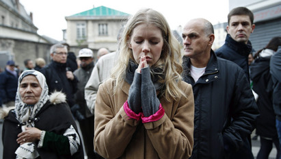Hajtóvadászat az egyik párizsi terrorista után - percről percre
