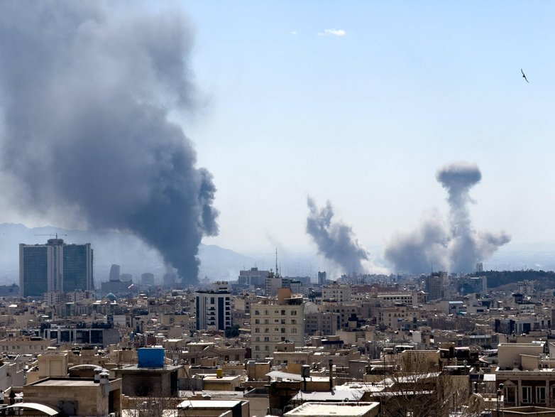 Dym po eksplozjach unoszący się nad Teheranem