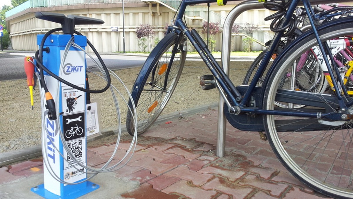 Krakowscy rowerzyści będą mogli naprawić rower bez konieczności wizyty w serwisie. Na parkingu przy Małopolskim Dworcu Autobusowym zainstalowano ogólnodostępną pompkę wraz z zestawem narzędzi. Każdy, kto zostawia tam rower, w razie potrzeby, będzie mógł dopompować koła i dokonać drobnych napraw. To wszystko zupełnie za darmo.