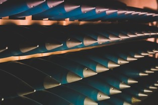 Czterokrotny wzrost produkcji pocisków! Korea Północna zwiększa produkcję rakiet i amunicji.