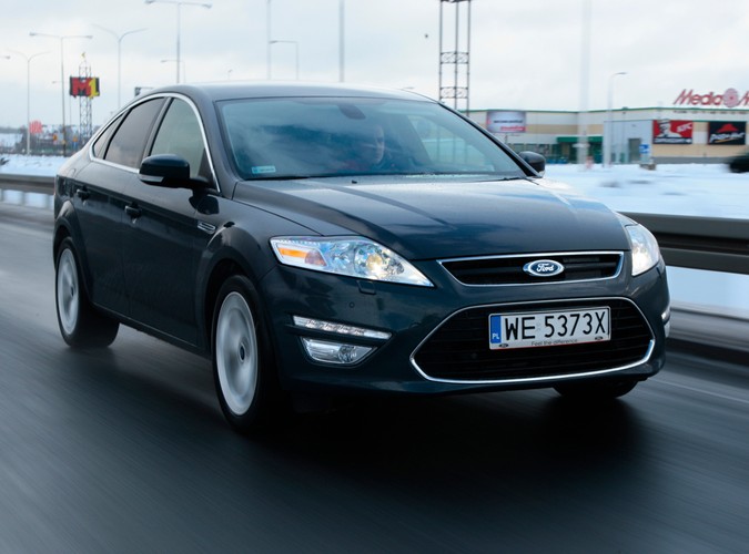 Jeżdżąc fordem mondeo mieliśmy dziwne wrażenie, że ujawnia się u nas rozdwojenie jaźni, a wszystko za sprawą mieszanych uczuć jakie wywoływał. Rozpływanie się nad jego zaletami w trasie przeplatało się z rozdrażnieniem jego nieporęcznością w zatłoczonym mieście