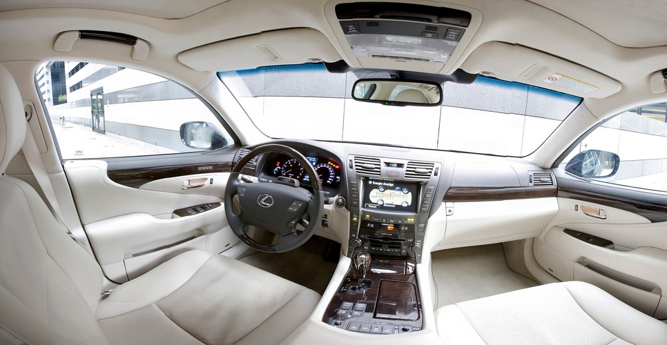 Specjalnie przygotowana 'otwarta' wersja Lexusa LS 600h L będzie oficjalnym królewskim pojazdem nowożeńców podczas ceremonii zaślubin jego wysokości księcia Monako Alberta II z panną Charlene Wittstock, która odbędzie się w sobotę, 2 lipca 2011 r.