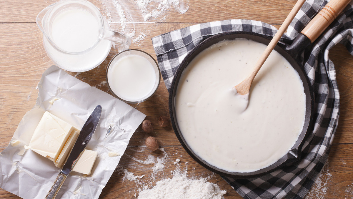 Do lasagne, cannelloni, pasticcio czy do musaki – sos beszamelowy to nieoceniony dodatek do zapiekanki każdego typu. Dodaj go przed włożeniem potrawy do piekarnika, a zachwyci kremowym aromatem i… chrupiącą skórą. Jak zrobić beszamel? Do czego jeszcze go wykorzystać? Przepis jest prostszy niż myślisz.