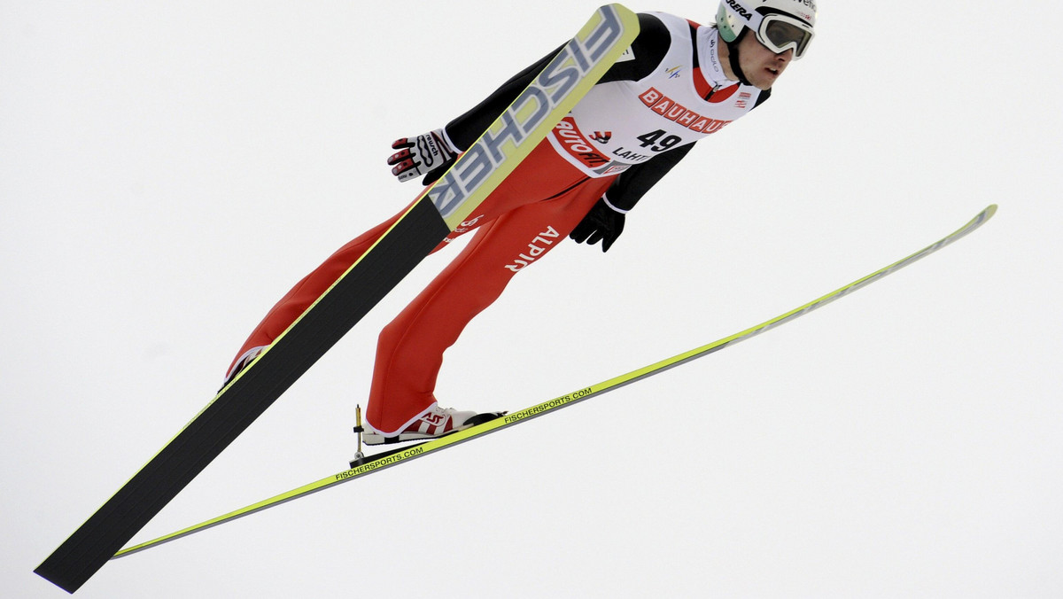 Simon Ammann wygrał kwalifikacje przed konkursem PŚ w skokach narciarskich w norweskim Trondheim. Szwajcar skoczył 137,5 metra i wyprzedził Martina Kocha (133 metry) oraz Andersa Fannemela (128,5 metra). Wszyscy Polacy awansowali do konkursu. Najlepiej skoczyli - Krzysztof Miętus (127,5 metra), który zajął 10. lokatę i Kamil Stoch (132 metry), który nie musiał walczyć o kwalifikację.