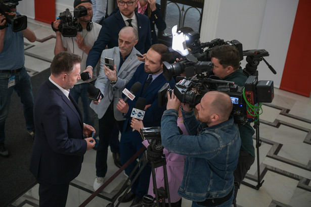 Minister spraw wewnętrznych i administracji Marcin Kierwiński podczas wypowiedzi dla mediów w Sejmie w Warszawie