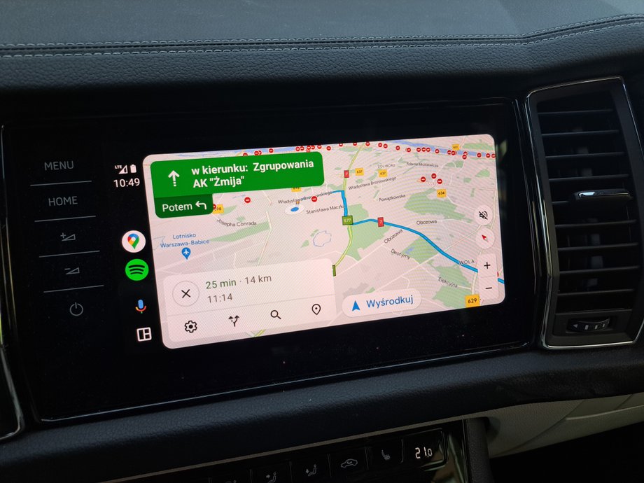 Skoda Kodiaq - nie trzeba decydować się na system multimedialny z fabryczną nawigacją. Bez problemu skorzystamy z map ze smartfona, np. tych udostępnianych przez Google.