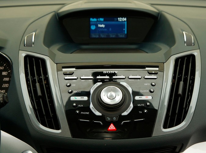 Z czym wam się kojarzą kompaktowe minivany, bo nam z nadmuchanymi autami segmentu C, które są mniej poręczne w mieście i wolniejsze na zakrętach. Po przejażdżce najnowszym fordem c-max diametralnie zmieniamy naszą opinię...