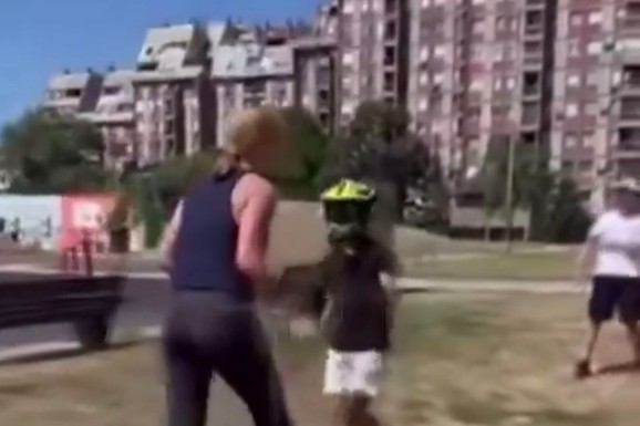 (UZNEMIRUJUĆI SNIMAK) "Hoćeš da te ubijem!? J.... ti m..u C....sku!": Žena NAPALA DETE usred parka u Šapcu, udarala ga i vređala