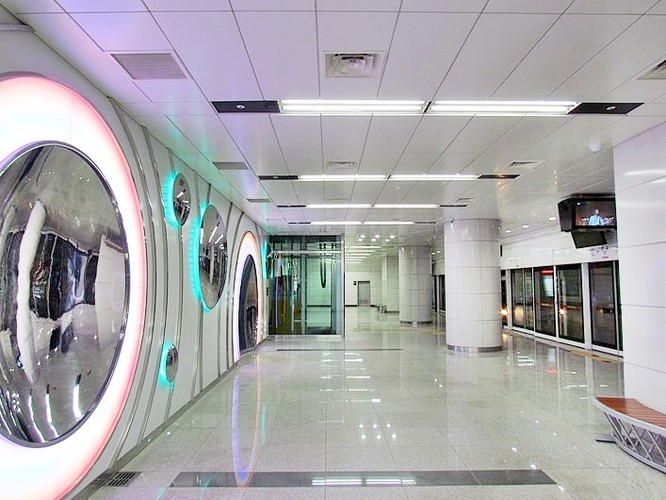 Wspomniane koreańskie metro też bije światowe rekordy. Sieć miejskich pociągów jest w Seulu najdłuższa na świecie, a jakość metra oceniana jest jako najlepsza. Doceniają to mieszkańcy, z których w 2010 r. 25 proc. musiało dojeżdżać do pracy godzinę lub dłużej. Seulskie metro powstało w 1974 roku i dziś składa się z 19 linii. Wyposażono je w najnowsze technologie ułatwiające życie pasażerom – od wachlarza opcji płatności za przejazd po duże ekrany dotykowe z danymi o trasie, informacjami turystycznymi i możliwością darmowych rozmów telefonicznych. Cały system jest świetnie zorganizowany i dobrze zintegrowany z innymi środkami transportu publicznego. Na zdjęciu stacja Pangyo. Zdjęcie: Duesride (Own work) [CC-BY-SA-3.0 (http://creativecommons.org/licenses/by-sa/3.0)]