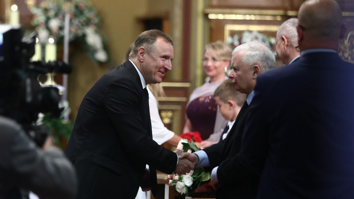 Kaczyński na ślubie Kurskiego. Prezes PiS wręczył wyjątkowy prezent