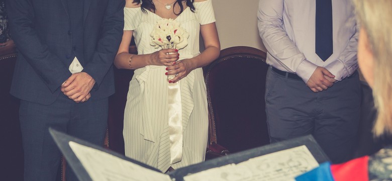 Tego już nie da się zatrzymać? Różne powody, dla których Polacy coraz częściej wybierają ślub cywilny zamiast kościelnego