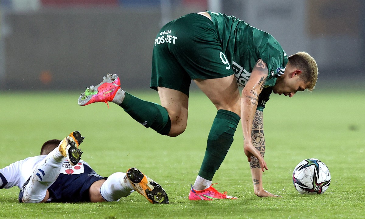 Piłkarz drużyny Górnik Zabrze Krzysztof Kubica (L) i Erik Exposito (P) z zespołu Śląsk Wrocław podczas meczu Ekstraklasy, na Stadionie im. Ernesta Pohla