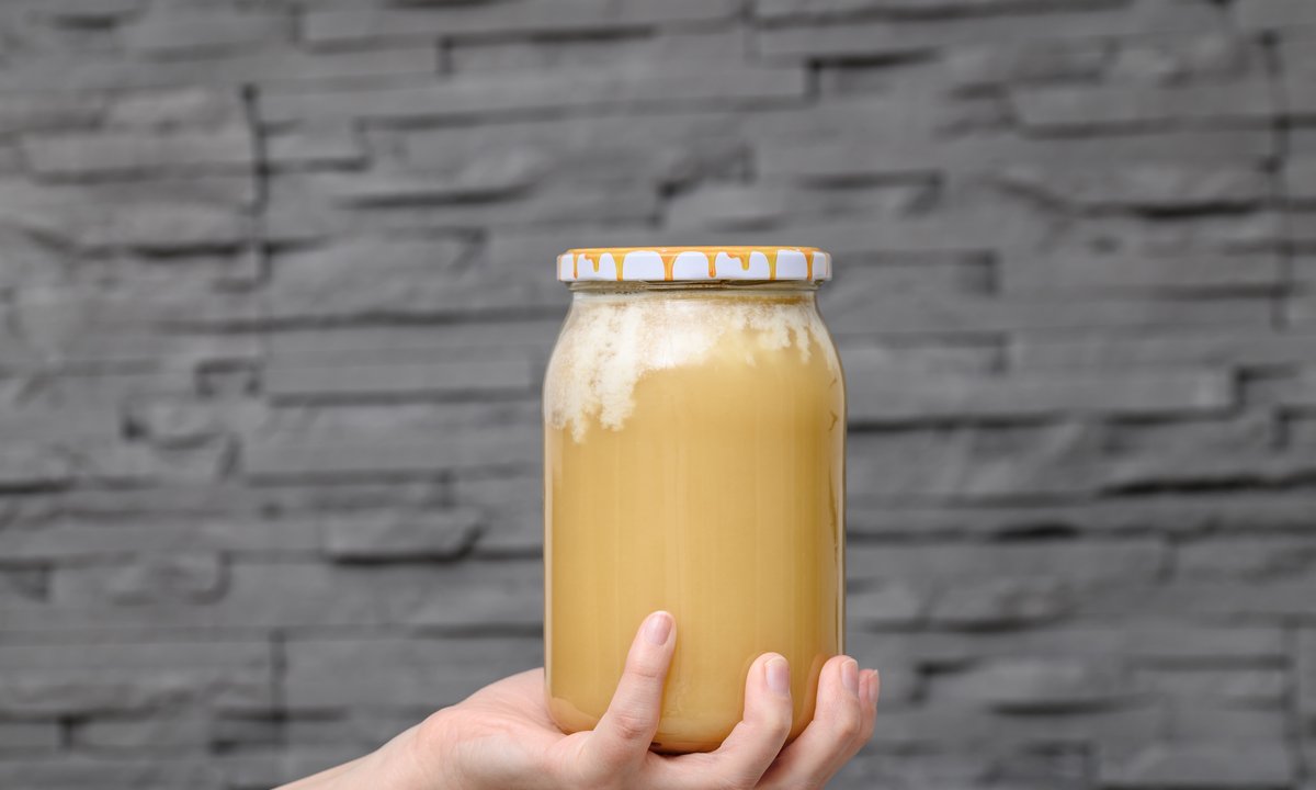 Wykwity na miodzie. Czy możemy zjeść taki produkt bez obaw?