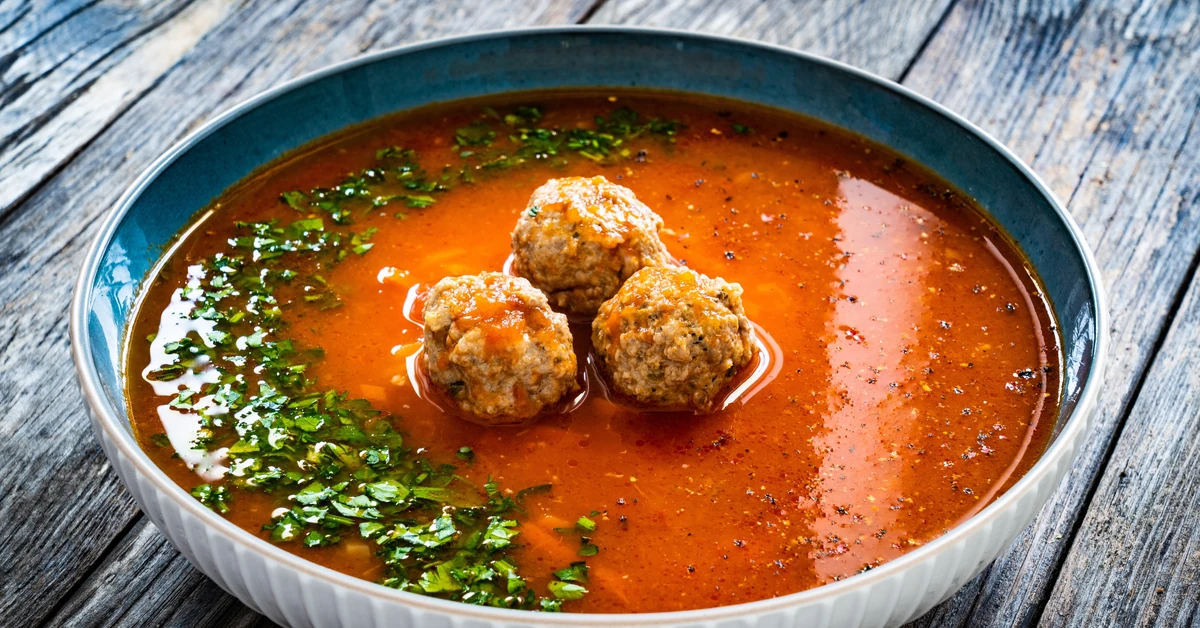 Pyszny obiad na poniedziałek. Podajemy przepis, Ty gotujesz. Pomidorowa z pulpecikami