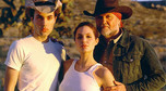 Angelina Jolie z ojcem Johnem Voightem i bratem Jamesem Havenem. / fot. Agencja B&amp;W