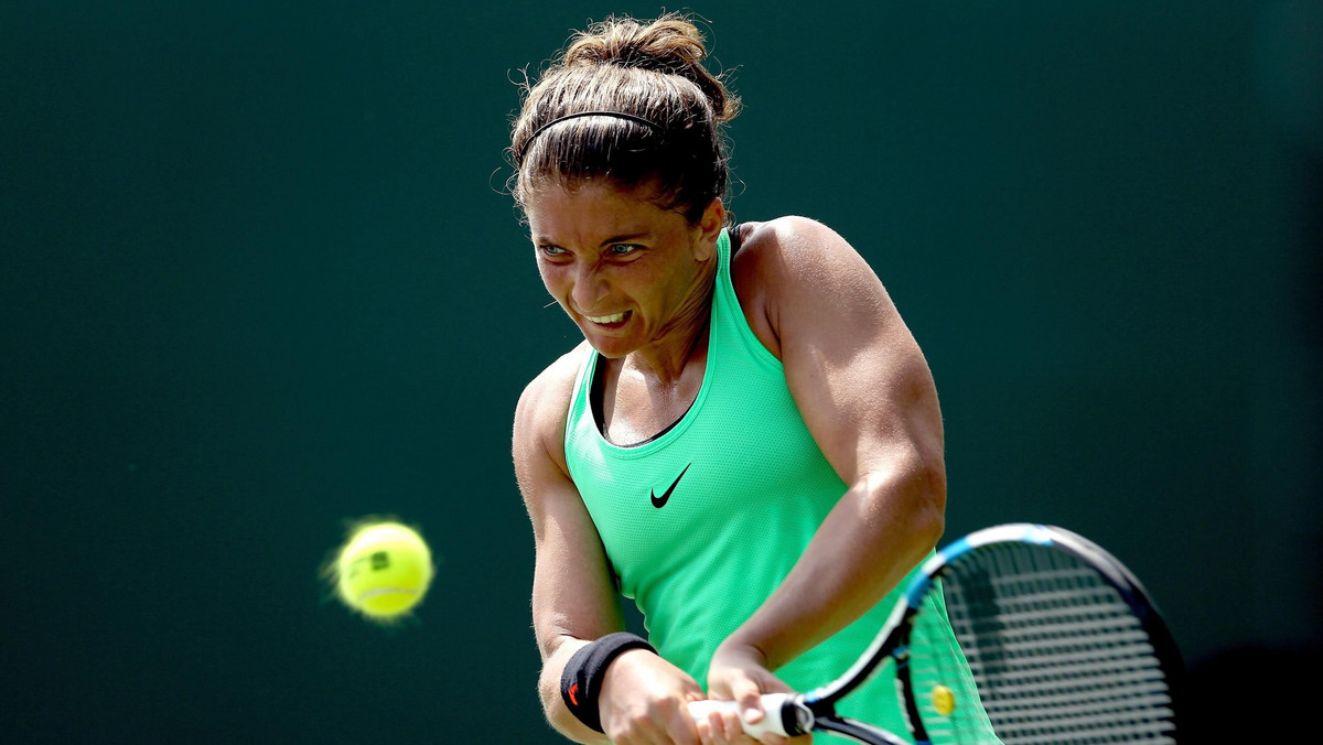 Sara Errani, finalistka Rolanda Garrosa z 2012 i półfinalistka z 2013 roku, w tym sezonie przygodę z paryskim turniejem rozpocznie od kwalifikacji. Choć poprzedni rok zakończyła na 49. miejscu w rankingu WTA, liczne kontuzje i utrata punktów za Dubaj sprawiły, że wyleciała poza czołową setkę. Do drabinki głównej zabrakło jej trzech pozycji.