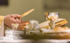 Mąż zakażonej koronawirusem udzielał Komunii Świętej