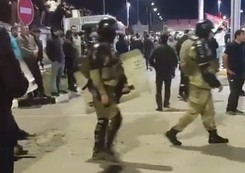 Wściekły tłum wdarł się na płytę lotniska w Dagestanie po ogłoszeniu przylotu samolotu z Izraela