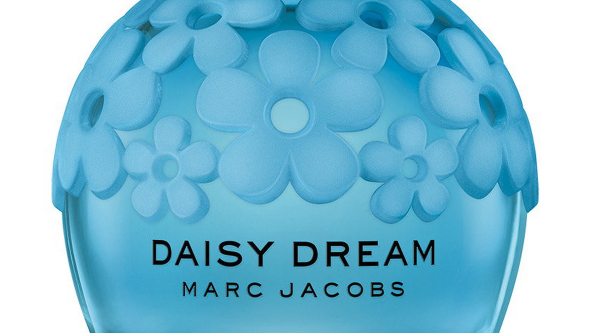 Daisy Dream Forever  to woda perfumowana od Marca Jacobsa. Sielskie krajobrazy, delikatny urok stokrotek i otwarty błękit nieba, to najnowsze inspiracje projektanta. W świecie natury kryją się całkowicie czyste i piękne wartości - niewinność, spokój, idylliczność. Te romantyczne akcenty starał się wyeksponować w mieszance Daisy Dream. Niezwykle zmysłowy, charakterny i liryczny zapach.