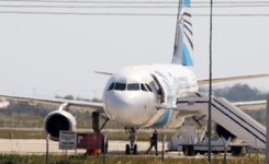 Pasażerowie uprowadzonego samolotu robili sobie selfie z porywaczem