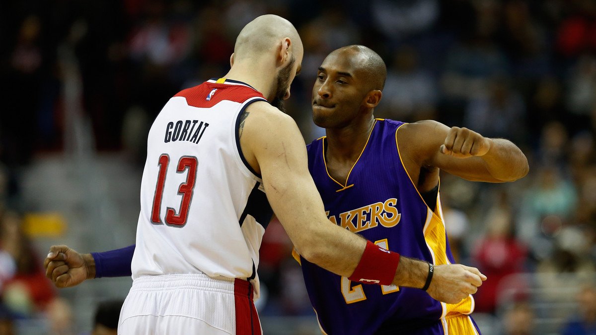 Washington Wizards przegrali z Los Angeles Lakers 104:108. Najlepszy dorobek punktowy w sezonie wywalczył Marcin Gortat, który zdobył 18 punktów i, dokładając 10 zbiórek, zanotował trzecie double-double z rzędu. Stolica USA tym meczem żegnała kończącego po sezonie karierę Kobe Bryanta.