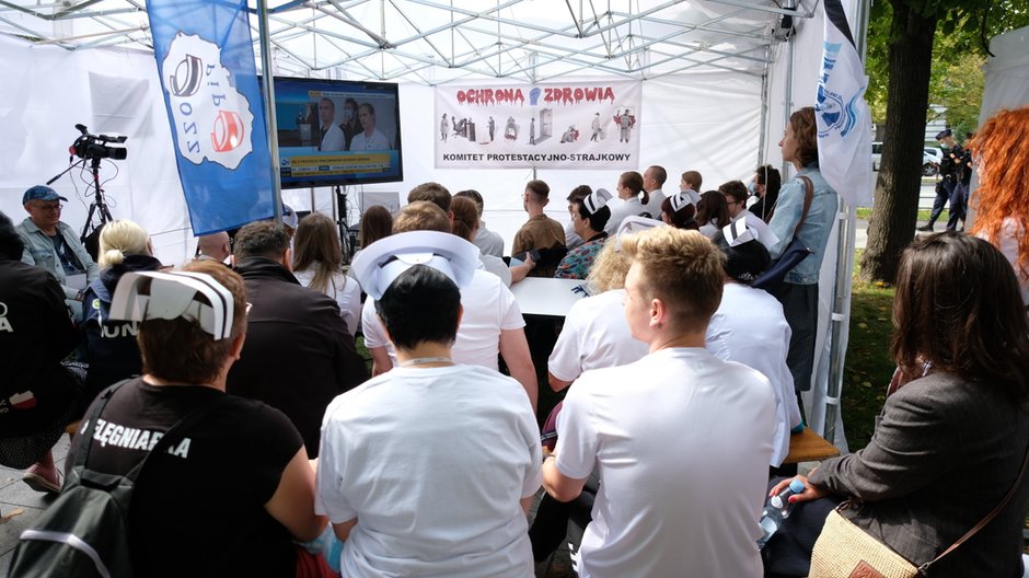 Protest medyków i "białe miasteczko"