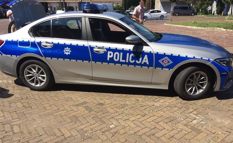 BMW serii 3 sedan najnowszej generacji jako oznakowany radiowóz polskiej policji drogowej