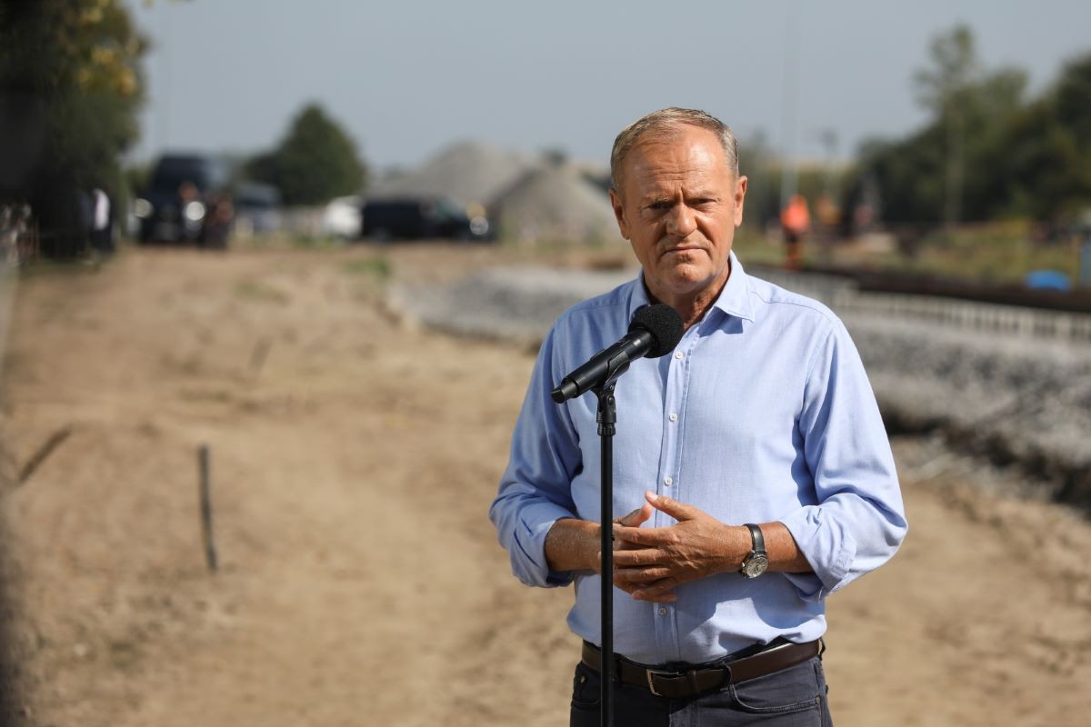 premier Donald Tusk na placu budowy
