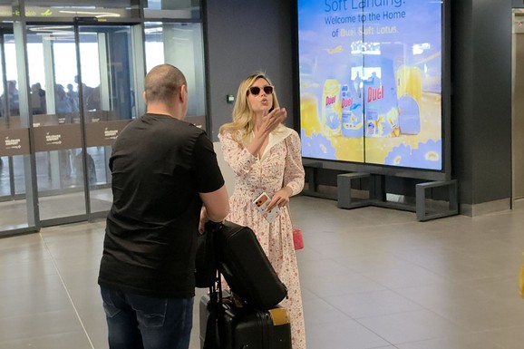 (VIDEO) PRVI SNIMAK BRESKVICE NAKON RASKIDA SA PRIPADNIKOM MUP-A Uhvatili smo je na aerodromu u vrtoglavim štiklama: Šalje poljupce, a tek kad vidite stajling