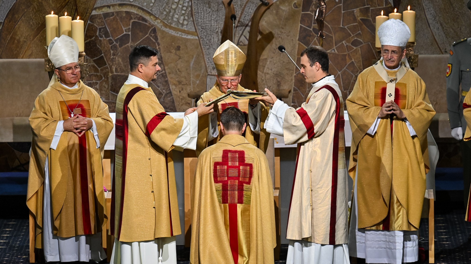 Novovymenovaný biskup ordinariátu Ozbrojených síl a ozbrojených zborov SR Pavol Šajgalík prijal biskupské svätenie. 