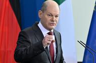 Niemiecki kanclerz Olaf Scholz wstrzymał dziś projekt gazociągu Nord Stream 2, który miał zwiększyć przepustowość rosyjskiego gazu do Niemiec. „W świetle ostatnich wydarzeń musimy dokonać ponownej oceny sytuacji – tłumaczył.