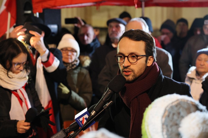 Manifestacja pod siedzibą TAI. Na zdjęciu Samuel Pereira