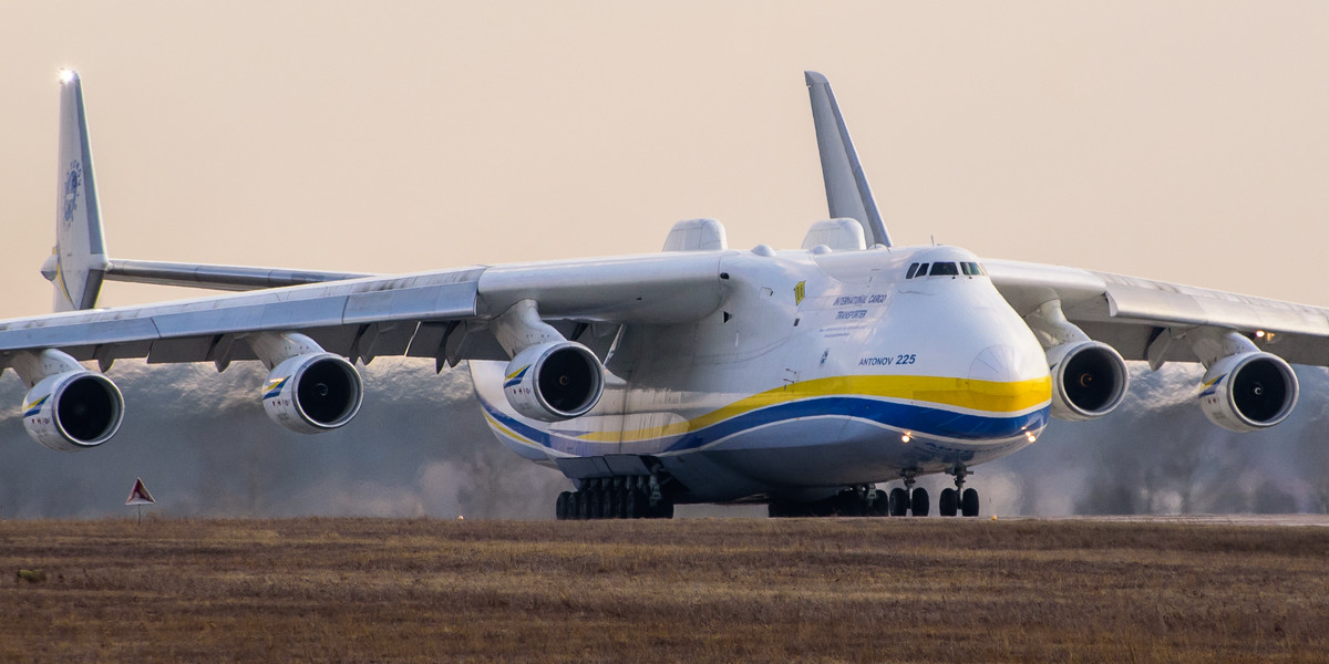 Antonow An-225 Mrija to największy na świecie samolot transportowy. W Warszawie wyląduje tuż po świętach wielkanocnych z ładunkiem sprzętu ochronnego z Chin dla szpitali i służb medycznych. 